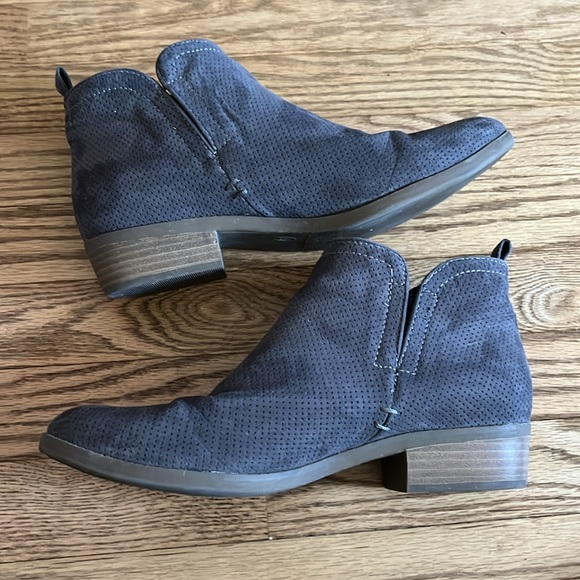 Universal Thread Dylan booties - Picture 6 of 7